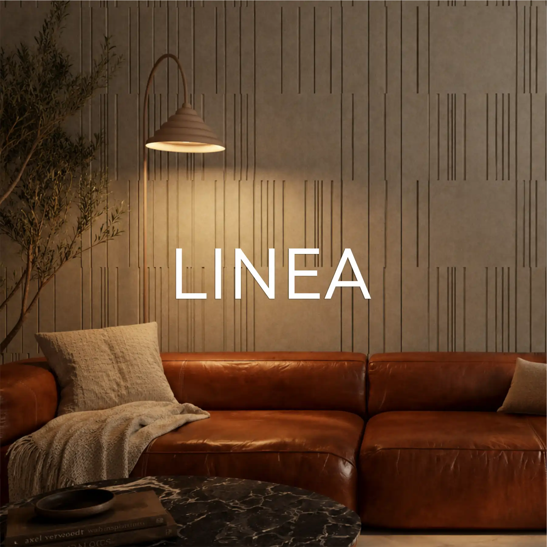 Panel akustyczny LINEA na ścianie w nowoczesnym salonie z brązową sofą